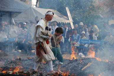 妻沼聖天山春季例大祭「火渡り」・２５