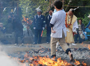 妻沼聖天山春季例大祭「火渡り」・２６