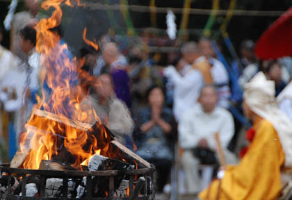妻沼聖天山秋季例大祭　大護摩火渡り・５