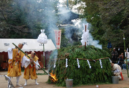 妻沼聖天山秋季例大祭　大護摩火渡り・９