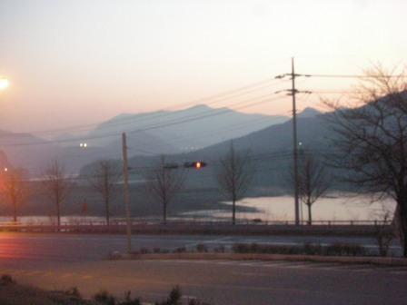 駅前の山並み
