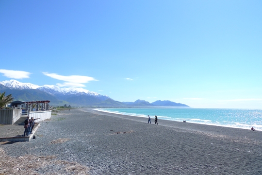 海岸線と雪山と