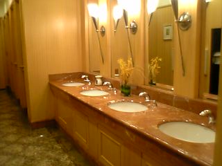 ヒルトン化粧室２