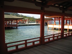 厳島神社内