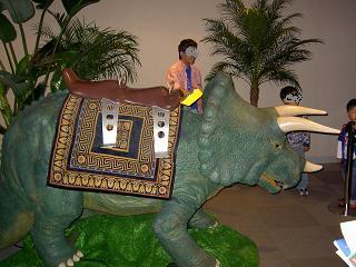 恐竜と記念撮影