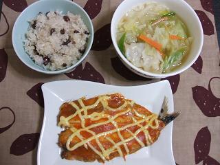 鰯のピザマヨ焼・赤飯・野菜たっぷり餃子スープ