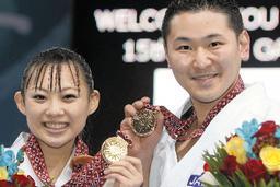 アジア大会空手個人の形の部で優勝し金メダルを掲げる、諸岡奈央選手と古川哲也選手