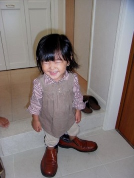 なーこ、パパのくつをはく