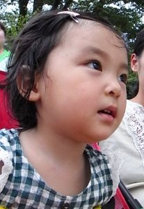 きりんをみつめるなーこ