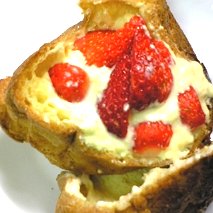 ポップオーバーにイチゴとカスタード