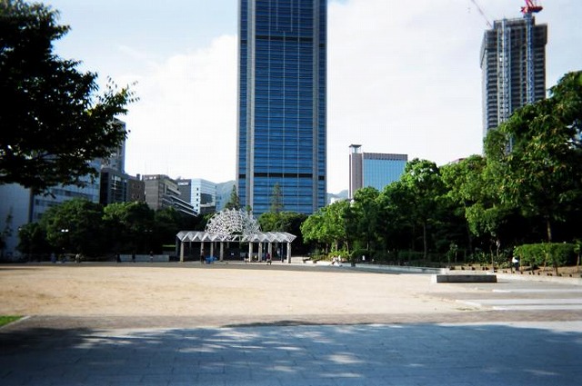 東遊園地と神戸市役所