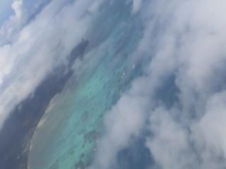 雲の狭間からセイシェル諸島が確実に近づいている。