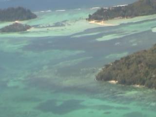 セント・アン海洋公園の島々のライトブルー、環礁内のエメラルドグリーン、そして外洋のインディゴブルー