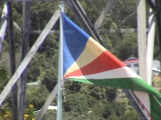 青はインド洋と空、黄は太陽、赤は友愛と情熱、白は正義と調和、緑は国土