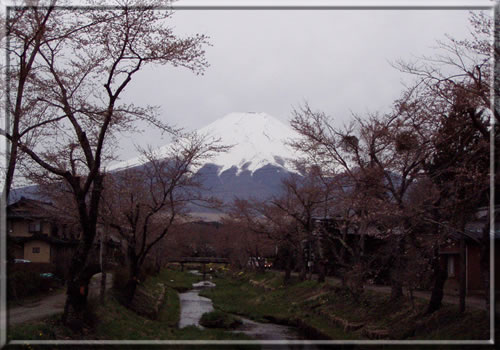 忍野村より