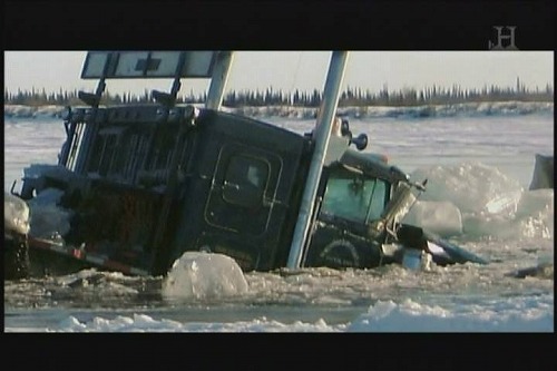 氷を突き破るトラック
