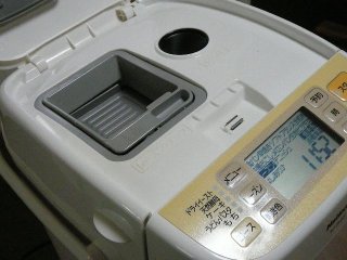 レーズン自動投入口と<br />
イースト自動投入口