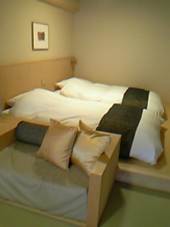 06年7月23日箱根「水の音」部屋ベット