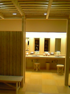 06年7月23日箱根「水の音」大浴場脱衣所