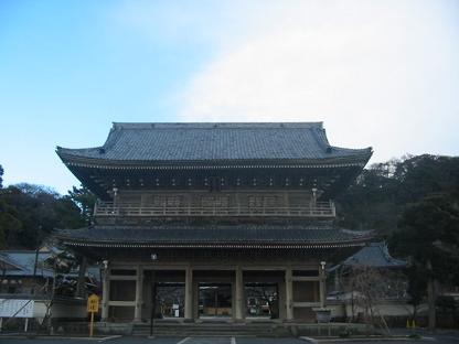 光明寺山門。和洋唐洋折衷の二階建建築は圧巻！