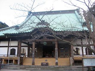 光明寺大殿。桜の蕾もスタンバイ。