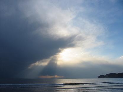 材木座海岸にて。天使のハシゴに久々出合う。