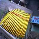 路地裏に黄色のボード。レスキュー隊のものらしい。