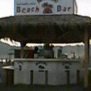 ハワイアンなスタンディングのビーチ・バー。