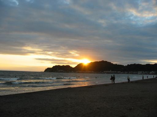 何度見ても飽きないんだな、これが。稲村ヶ崎方向に沈む夕陽。