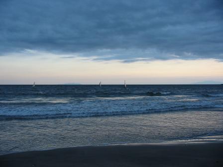 夏とは違う秋の顔。奥に薄っすら大島(中央やや左)と伊豆半島(右端)が。