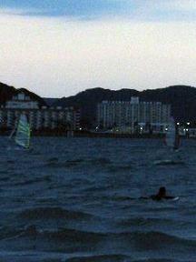 逗子マリーナにもチラホラ明かりが灯る頃、海を後に…。