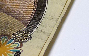 フィリッピのマネークリップ。札を挟むと跡が残る。