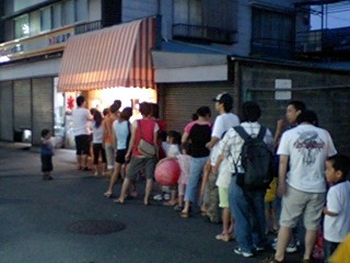 06.7.29夜店カキ氷屋.JPG
