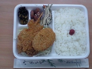 06.7.31荒川精肉店コロッケ弁当.JPG