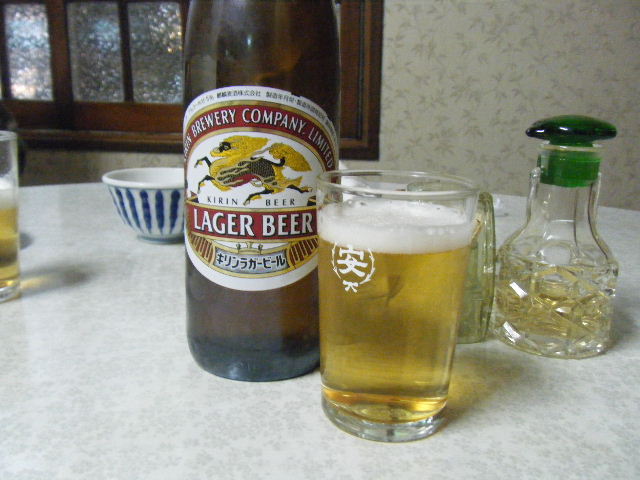 ビールと『安』マークのグラス