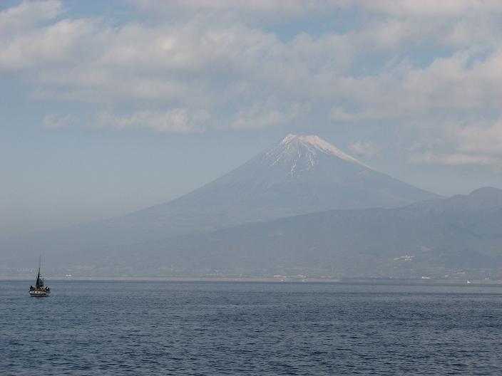 1101229納竿釣行 007-富士山と釣り船.JPG