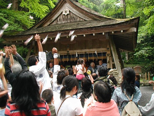 貴船神社餅撒き20050601