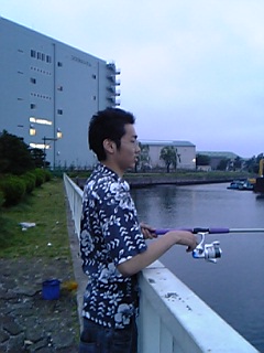 釣りをするハブ君