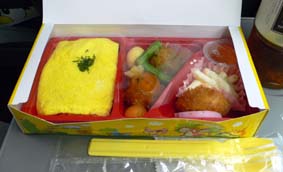 現地ついたら「そば」が待ってるのでこの弁当。