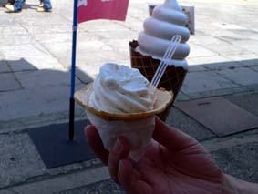 意外に美味しいそばソフト（食べかけ）