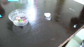 立って飲むのが礼儀です。