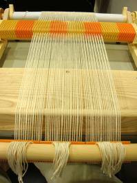 生活の木染と織講座3　織り機に縦糸をかける