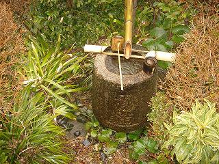 七賢堂脇の手水