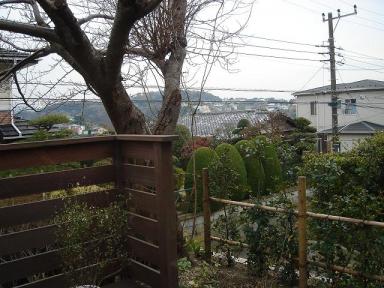 向かい側にさっき居た披露山