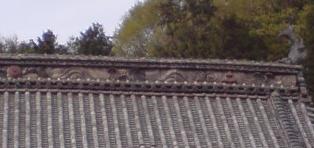 北条氏の家紋ある本堂屋根