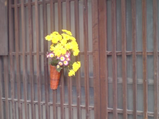 格子戸に飾られた花