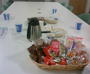 控室の図・・あれ？一人分多い？（苦笑）