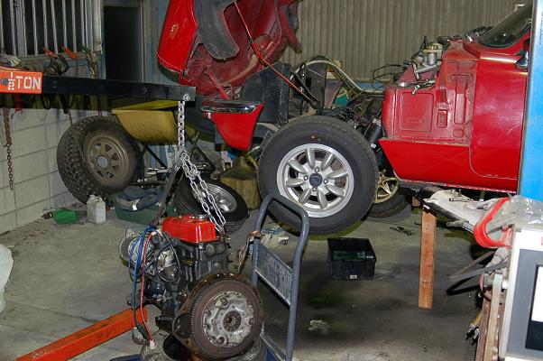 エンジンルームはスッカラカン。