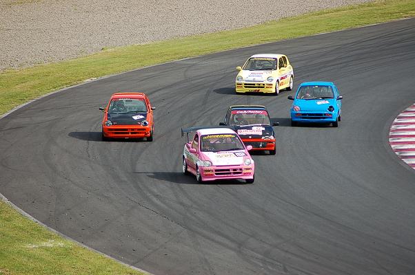 この先頭のクルマは何でしょう？