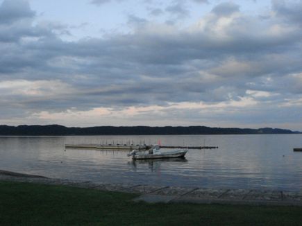 夕方の湖の公園